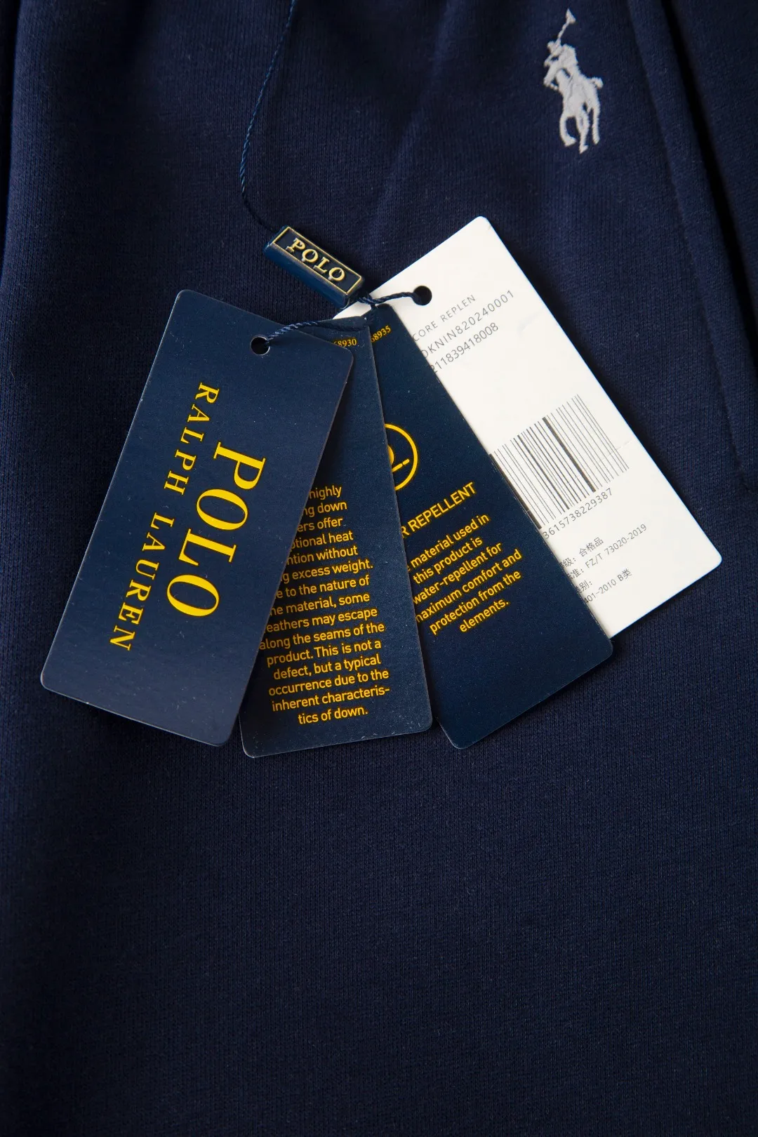 P230 White background picture [Fleet in winter] Style number: 25130# Color: black/navy blue/dark gray/light gray/white gray/beige/light khaki Size: S-XL - Ralph Lauren/Ralph Lauren 2025FW autumn and winter plus velvet contrasting waist design drawstring scimitar version lazy feeling loose couple sweatpants - brushed face velvet lining one piece for winter - custom dyed trouser cord hanging hardware The details are in place - loose fit, scimitar legs, loose upper body without looking too big - RL/lazy autumn and winter sweatpants, a pair of casual sweatpants that are very suitable for CleanFit. Loose fit scimitar fit trousers can be used as couple wear. It has a relaxed feel for daily wear. Contrasting color shakes to increase the overall sense of layering. The sense of drape is visible to the naked eye. The design of the trouser legs can be closed, which can also be very warm and versatile in winter.